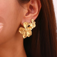 Load image into Gallery viewer, Flower Earrings
